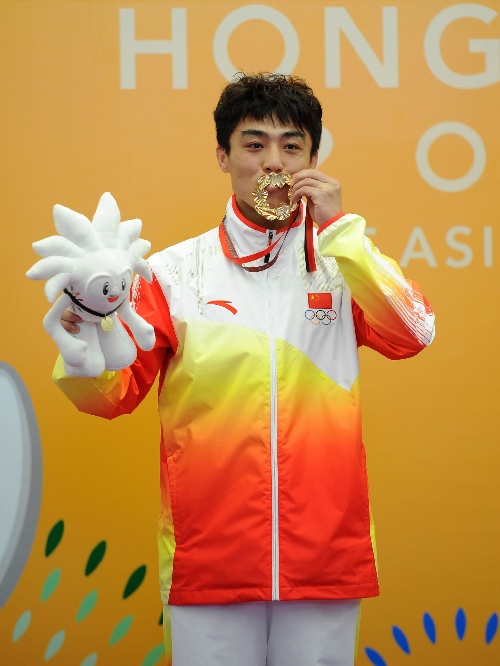 图文:散手男子65公斤级张勇夺冠 亲吻金牌
