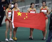 图文：女子4X100米中国队夺冠 手拿国旗庆祝