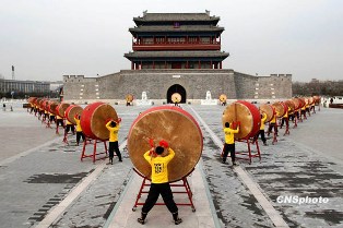 组织绿色和平联同北京20名鼓手,在北京古老的永定门城楼前擂响巨鼓,用