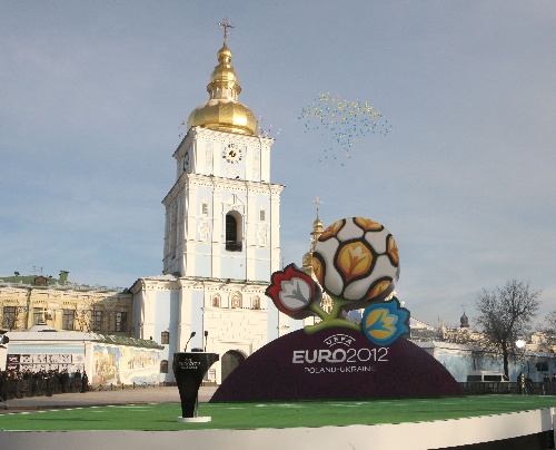 2012年欧洲足球锦标赛标志亮相 三朵花图案亮