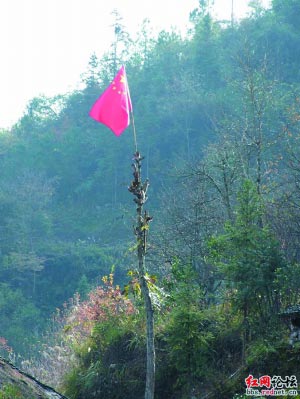 父子坚守山村小学教书53年现仅有12名学生图