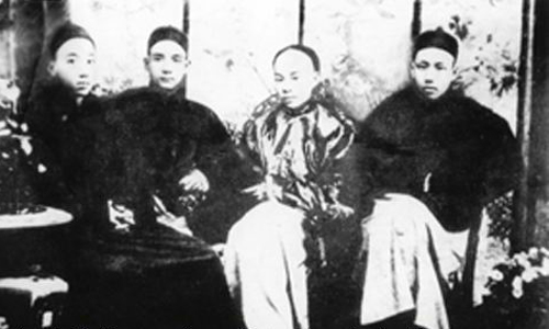 孙中山与友人的合影：（左起）杨鹤龄、孙中山、陈少白、关心焉、尤列