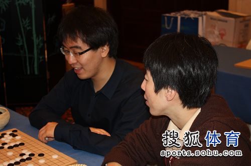 图文华以刚换搭档说棋芮乃伟与朴正祥观战