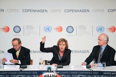 哥本哈根气候大会主席康妮・赫泽高（左）被撤换 