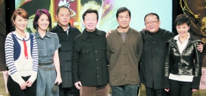 编剧邹静之,张国立,王刚,袁立(左起),在开播发布会上来了张"全家福"