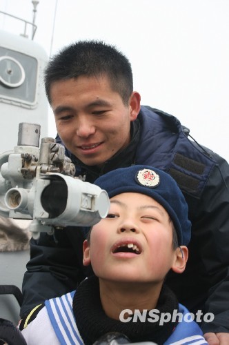 图:连云港小学生登上舰艇进行国防知识教育