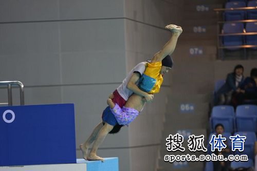 图文:明星赛武汉站滑稽跳水 选手头腿相抱跳水