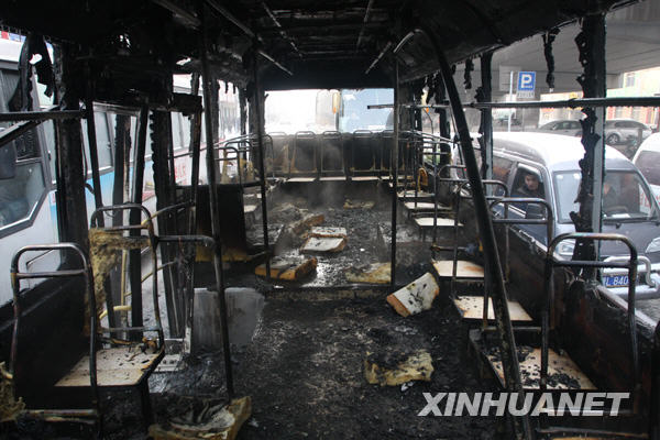 哈尔滨一公交车起火 60余名乘客逃生(组图)