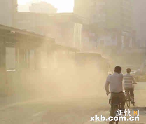 道路施工广州岗顶尘土飞扬 市民无奈掩鼻而过