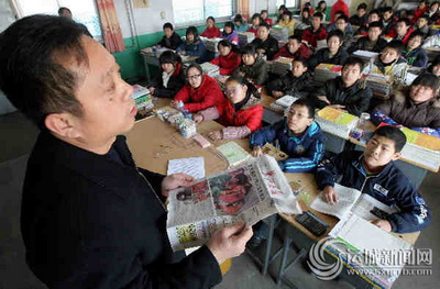 里,几十名学生屏气凝神,静静地倾听校长田瑞东含泪给他们讲王兆鹏英