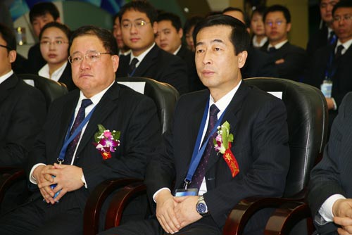 伊利集团执行总裁张剑秋先后(右),伊利集团副总裁蔚林聪(左)