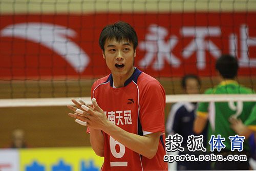 图文:河南男排3-0轻取北京队 大声鼓励队友中