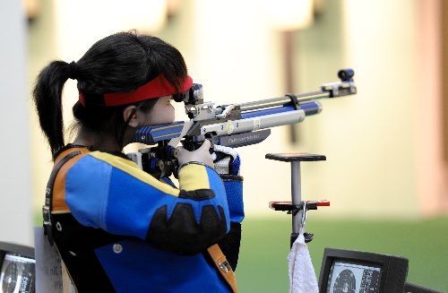 图文:亚洲气枪锦标赛次日 张瑾玮在比赛中