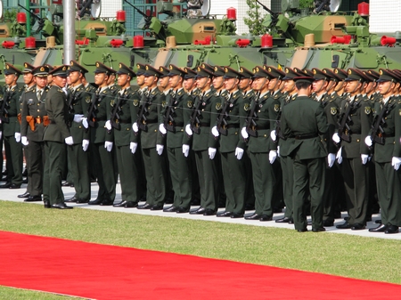 驻澳门部队女兵接受检阅时的飒爽英姿(组图)