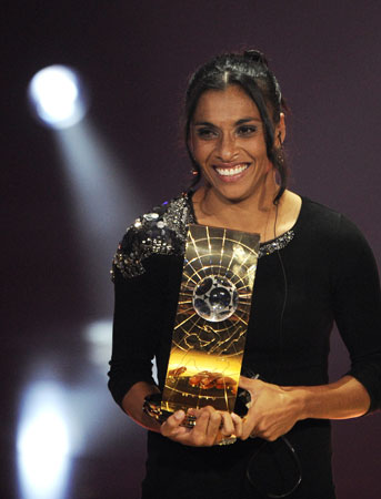玛塔加冕2009年世界足球小姐 连续四年获奖创纪录(图)