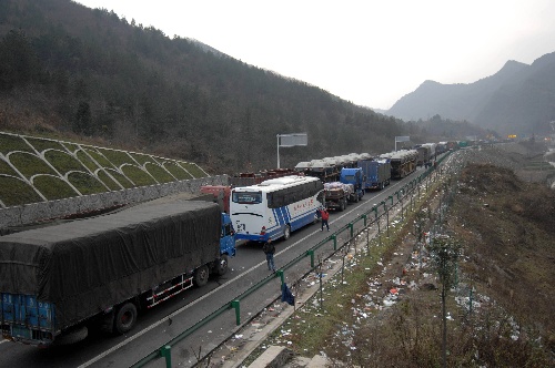 图文:京昆高速陕西与四川交界处严重堵车