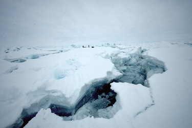 马丁拍摄到的北极冰川裂开的情景