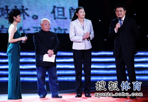 图文马琳王皓出席颁奖晚会前女排队员周晓兰