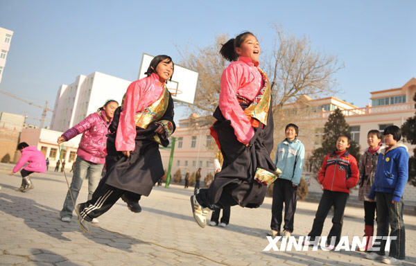 12月18日,在会宁北关小学读书的藏族学生扎西才旦在校园里打篮球.