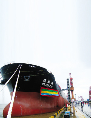 09中国籍货轮被劫消息     "德新海"货轮正在中国导弹护卫舰护航下