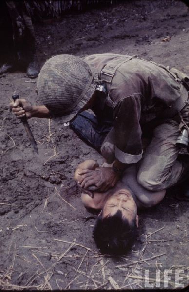 泥沼中的南越士兵,和他们一样,越南战争也置身泥沼.