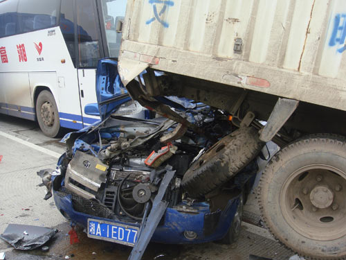 1月3日9时许,湖南省潭邵高速1092公里路段发生30多辆车追尾的连环车祸