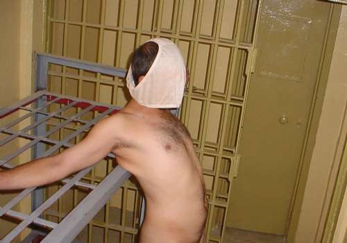 一名受刑的囚犯 图片来源：中国新闻网