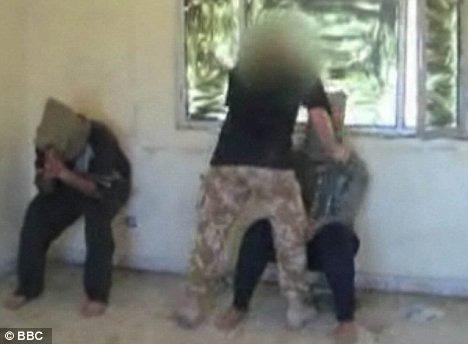 伊拉克囚犯自曝受虐经历 指英国女兵性虐待(图)