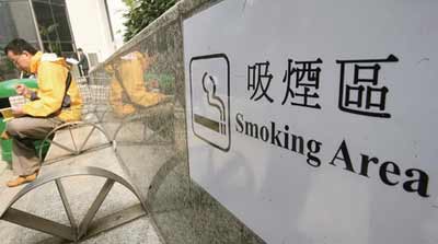 2006 年12 月29 日，香港，一烟民在新设的吸烟区吸烟