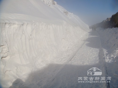 呼和浩特铁路局破除冰雪保障旅客列车开通纪实