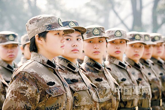 广州军区某通信总站新兵营女兵进行队列训练