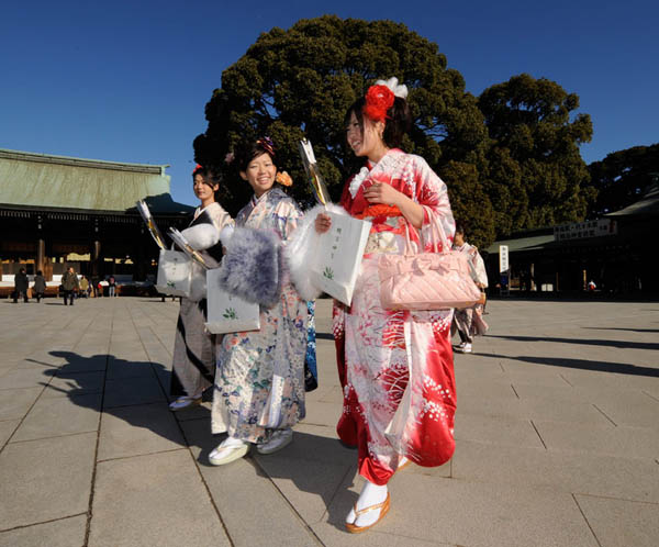 日本女孩穿和服祈福迎接成人节(组图)