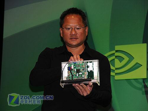 NVIDIA公司总裁兼CEO黄仁勋展示采用了新一代Tegra芯片的平板电脑的工程样机