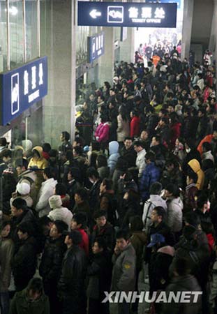1月10日，南京火车站售票大厅挤满了等待购票的旅客。