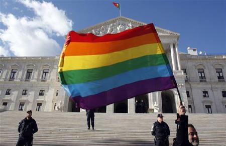 同性恋在议会前庆祝这一法案通过