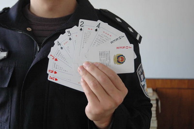 莱州市公安局推出公安便民服务扑克牌(图)