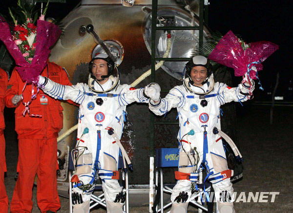 图为2003年10月15日,执行中国首次载人航天飞行任务的航天员杨利伟