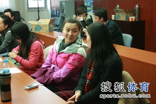 图文:退役运动员创业研修班 周雅菲一身粉衣
