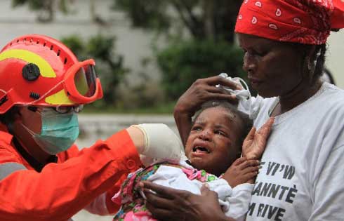 中国国际救援队开展医疗救助 为海地灾民治疗