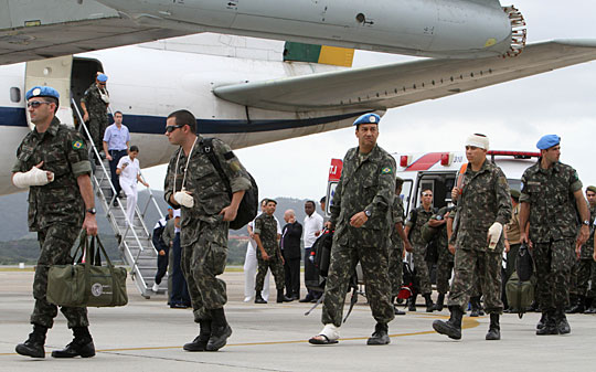 在巴西圣保罗的一空军基地,受伤的巴西驻海地维和部队士兵走出机场.