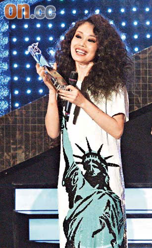 容祖儿破了《劲歌金曲》纪录，一人独揽七奖，难怪她开心得在台上洒泪。 