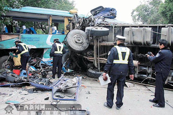 桂林发生交通事故2人死亡 过路医生抢救伤者(