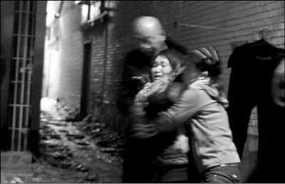 北京私人托儿所失火1名女童亡家长冲进警戒线