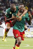 组图：喀麦隆3-2赞比亚 埃托奥疯狂与队友庆祝