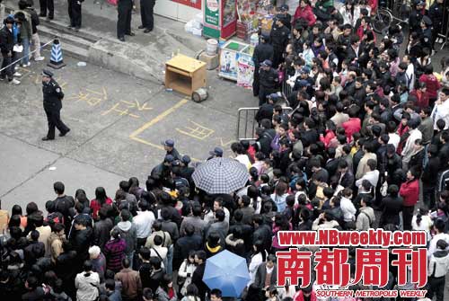 12月31号，社保退保的最后一天，大批外来务工人员聚集到深圳社保服务中心退保。摄影_王子荣