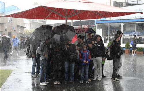 图文:澳网首日遭遇大雨侵袭 众人聚集躲雨