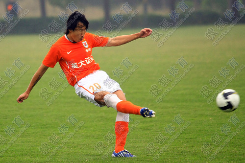 图文:[教学赛]鲁能2-1实德 王亮任意球射门