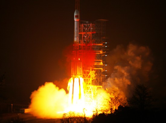 1月17日0时12分，中国在西昌卫星发射中心用“长征三号”运载火箭成功发射第三颗北斗导航卫星。这是中国今年的首次卫星发射，也是长征系列运载火箭的第122次飞行。 新华社发（秦宪安 摄）