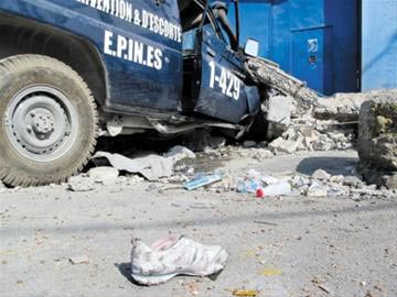 海地银行将恢复 维和人员协助警察抓捕逃犯(图