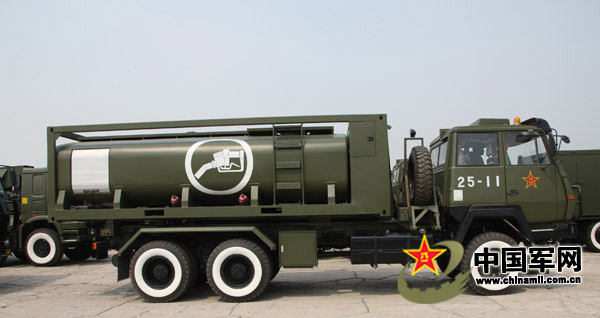 解放军已大批量装备整体自装卸野战加油站